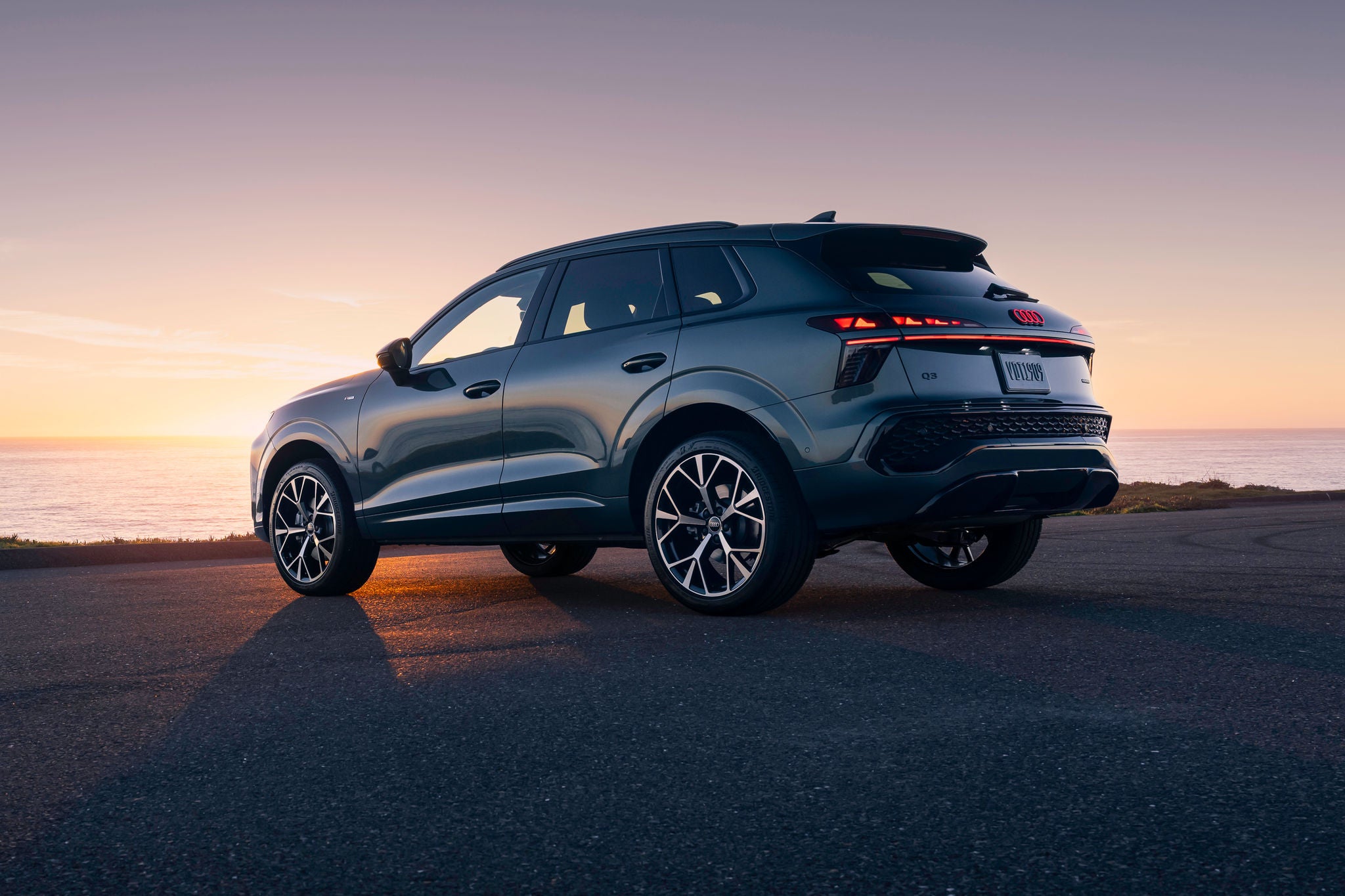 Right profile view of an Audi Q8 e-tron parked.